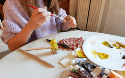 Personnages en terre avec l'atelier d'art esquisse
