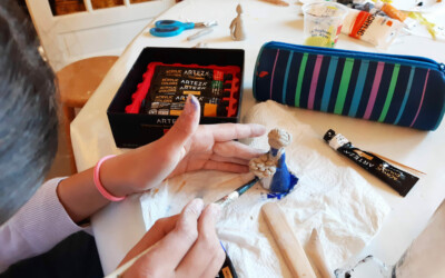 Personnages en terre avec l'atelier d'art esquisse