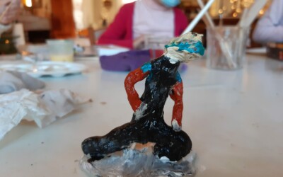 Personnages en terre avec l'atelier d'art esquisse