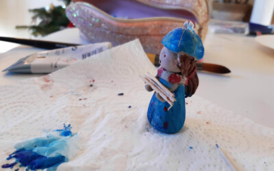 Personnages en terre avec l'atelier d'art esquisse