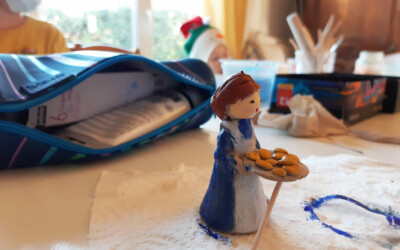 Personnages en terre avec l'atelier d'art esquisse