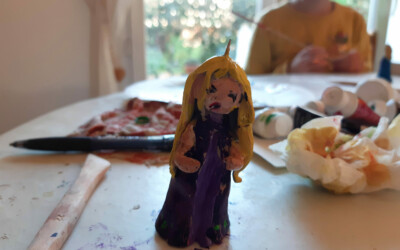 Personnages en terre avec l'atelier d'art esquisse