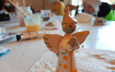 Personnages en terre avec l'atelier d'art esquisse