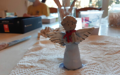 Personnages en terre avec l'atelier d'art esquisse