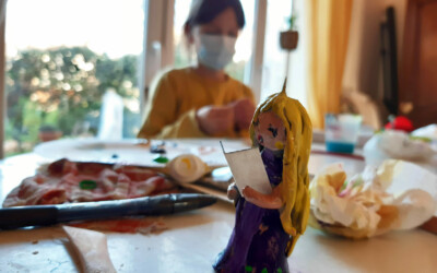 Personnages en terre avec l'atelier d'art esquisse