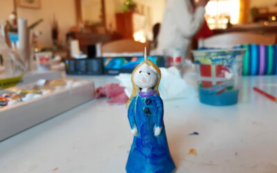 Personnages en terre avec l'atelier d'art esquisse