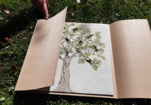 Arbre jeu conçu par l'atelier adulte de l'atelier d'art esquisse de Rambouillet