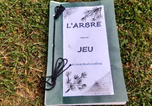 Arbre jeu conçu par l'atelier adulte de l'atelier d'art esquisse de Rambouillet