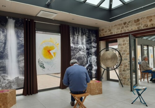 Visite de l'atelier adulte dans l'exposition 'La voix de l'eau' pendant le parcours d'artistes Hélium 2022. Atelier d'art esquisse de Rambouillet