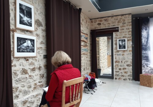 Visite de l'atelier adulte dans l'exposition 'La voix de l'eau' pendant le parcours d'artistes Hélium 2022. Atelier d'art esquisse de Rambouillet