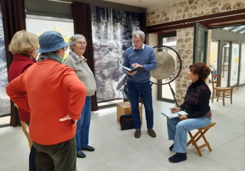 Visite de l'atelier adulte dans l'exposition 'La voix de l'eau' pendant le parcours d'artistes Hélium 2022. Atelier d'art esquisse de Rambouillet