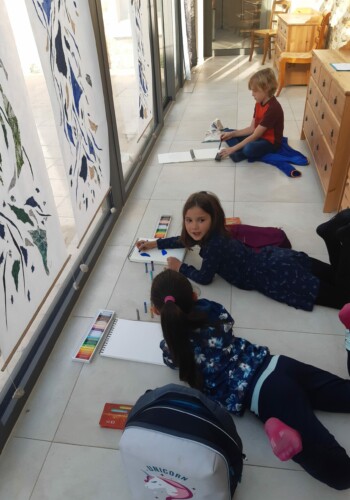 Visite de l'exposition 'la voix de l'eau' dans le cadre du Parcours Hélium 2022 avec les enfants de l'Atelier d'art esquisse