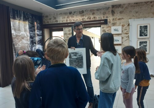 Visite de l'exposition 'la voix de l'eau' dans le cadre du Parcours Hélium 2022 avec les enfants de l'Atelier d'art esquisse