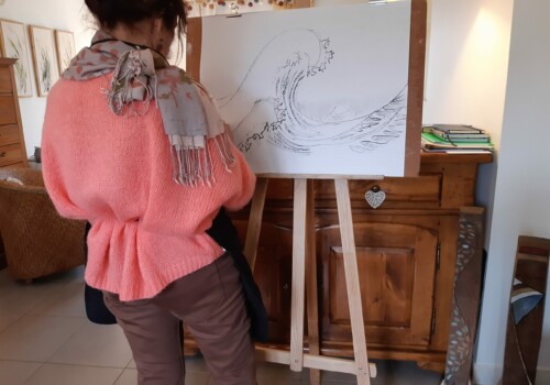 Visite de l'atelier adulte dans l'exposition 'La voix de l'eau' pendant le parcours d'artistes Hélium 2022. Atelier d'art esquisse de Rambouillet