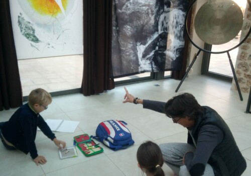 Visite de l'exposition 'la voix de l'eau' dans le cadre du Parcours Hélium 2022 avec les enfants de l'Atelier d'art esquisse