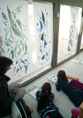 Visite de l'exposition 'la voix de l'eau' dans le cadre du Parcours Hélium 2022 avec les enfants de l'Atelier d'art esquisse