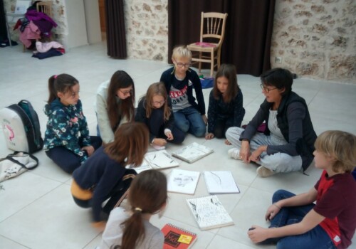 Visite de l'exposition 'la voix de l'eau' dans le cadre du Parcours Hélium 2022 avec les enfants de l'Atelier d'art esquisse